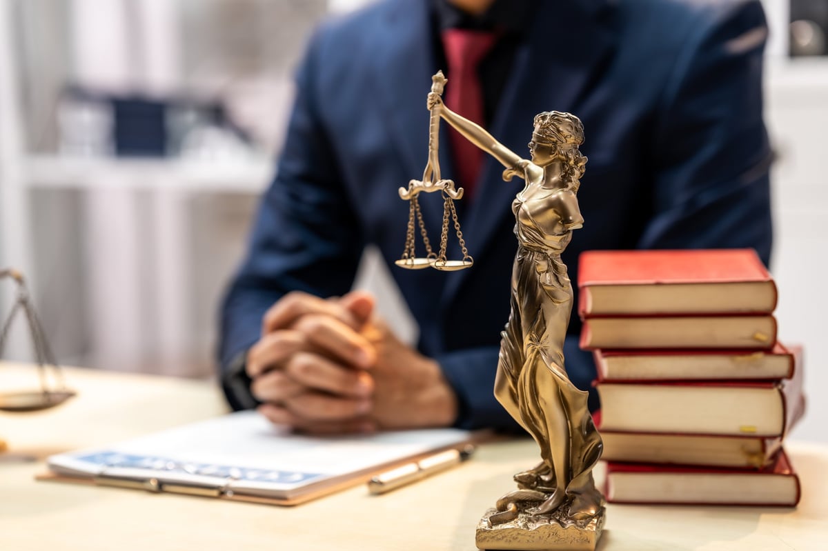 Escritorio jurídico con expedientes y documentos de un juicio mercantil